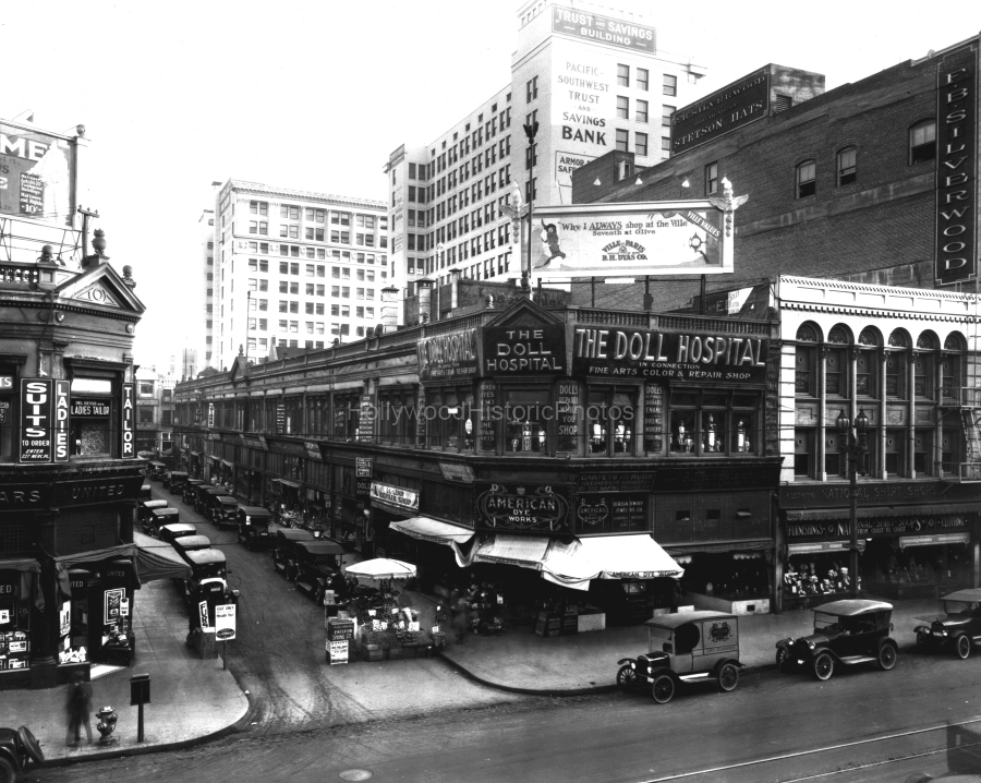 Los Angeles 1923 1 Broadway between 5th and 6th.jpg